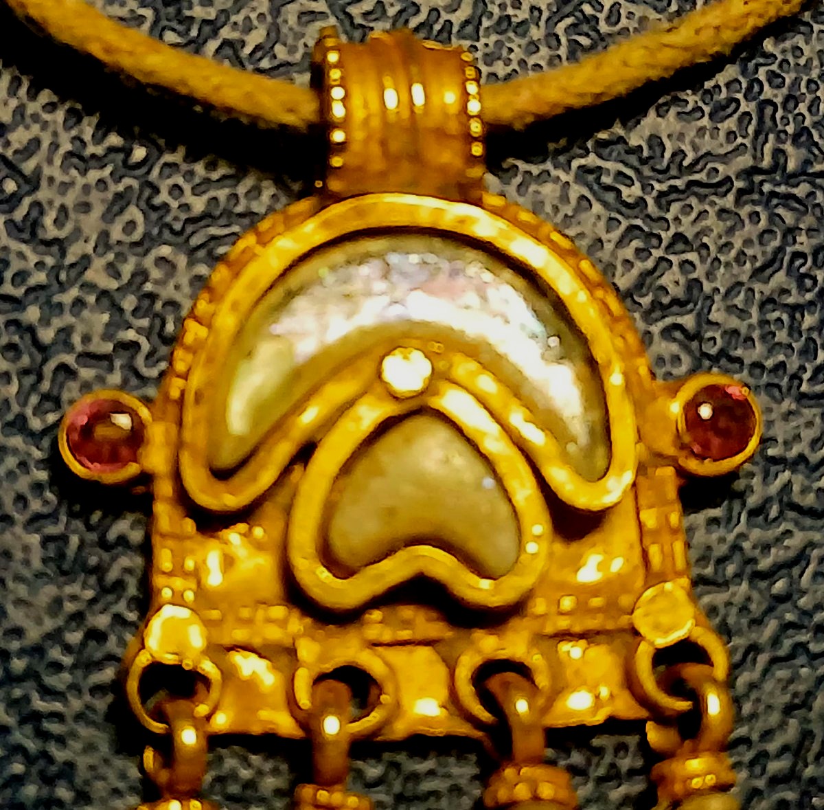 Amuleto'Magico' in oro zecchino e quattro piccoli bezoari pendenti. Bisanzio sec.X-XII circa.-photo-2