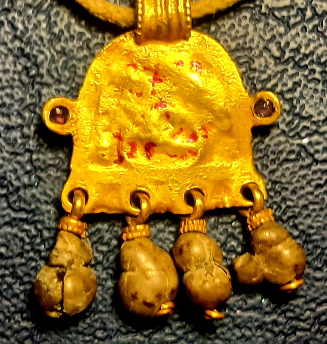 Amuleto'Magico' in oro zecchino e quattro piccoli bezoari pendenti. Bisanzio sec.X-XII circa.-photo-3