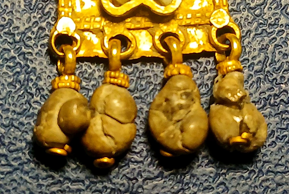Amuleto'Magico' in oro zecchino e quattro piccoli bezoari pendenti. Bisanzio sec.X-XII circa.-photo-4