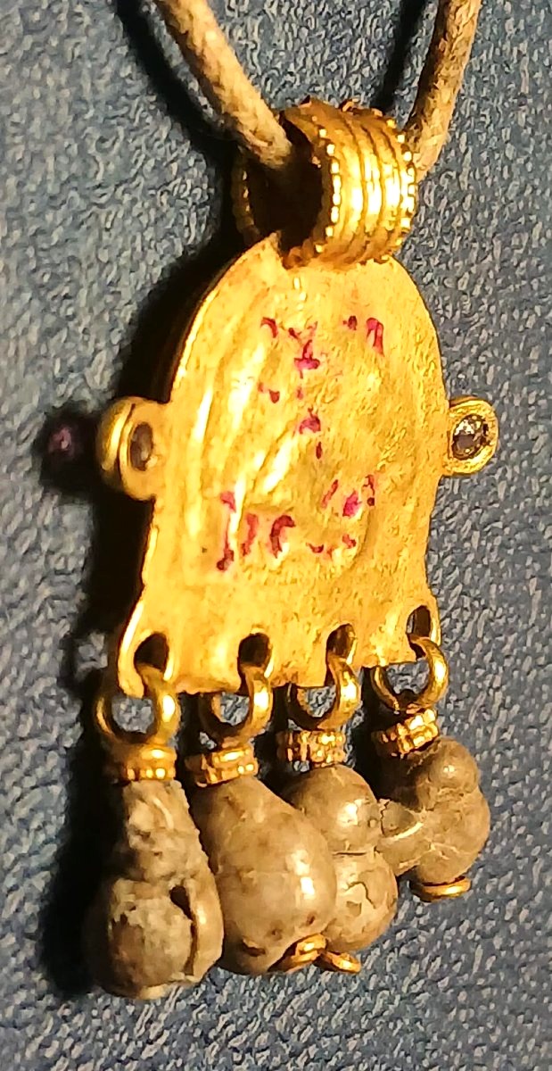 Amuleto'Magico' in oro zecchino e quattro piccoli bezoari pendenti. Bisanzio sec.X-XII circa.-photo-1