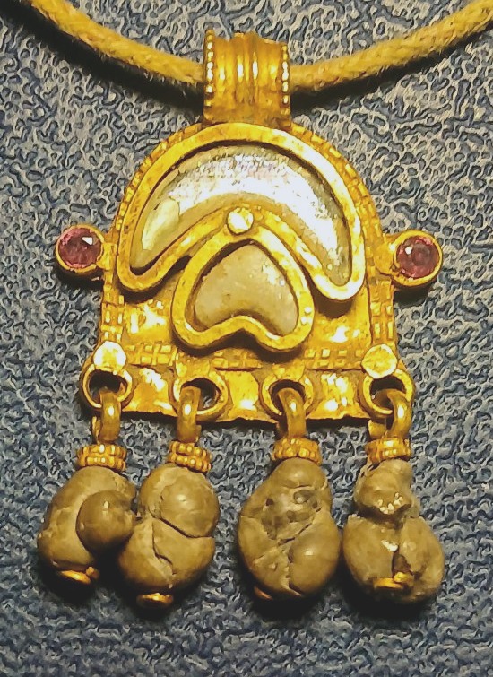 Amuleto'Magico' in oro zecchino e quattro piccoli bezoari pendenti. Bisanzio sec.X-XII circa.
