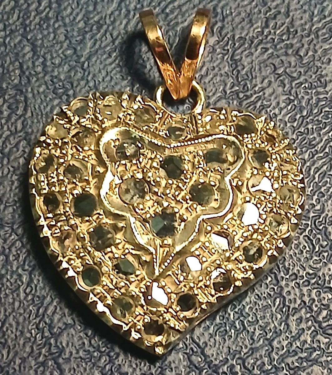 Pendente in oro e coppella con 0,40 kt. di diamanti. Struttura  a doppia altezza, peso di gr.5