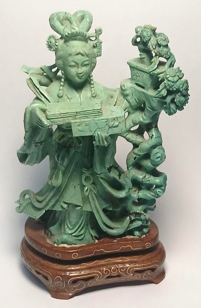 Scultura in turchese raffigurante una Guanyin con in mano uno scrigno aperto. Pechino Fine 800'