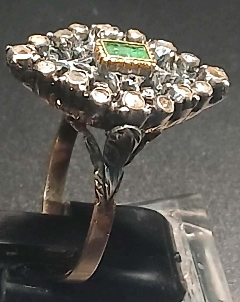Anello in oro e coppella con smeraldo circondato da rose di diamante. Sicilia 1960/70-photo-2