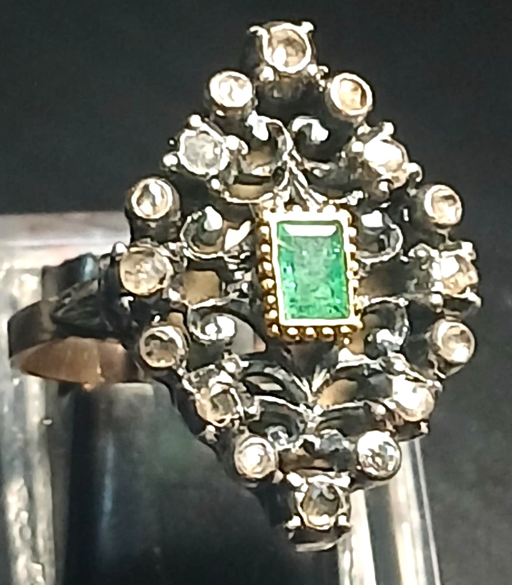 Anello in oro e coppella con smeraldo circondato da rose di diamante. Sicilia 1960/70-photo-3