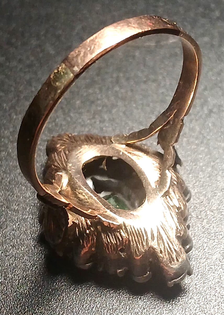 Anello in oro e coppella con smeraldo circondato da rose di diamante. Sicilia 1960/70-photo-1