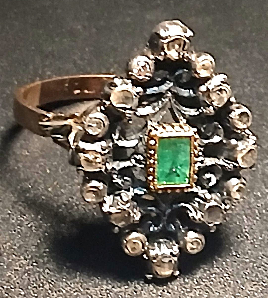 Anello in oro e coppella con smeraldo circondato da rose di diamante. Sicilia 1960/70