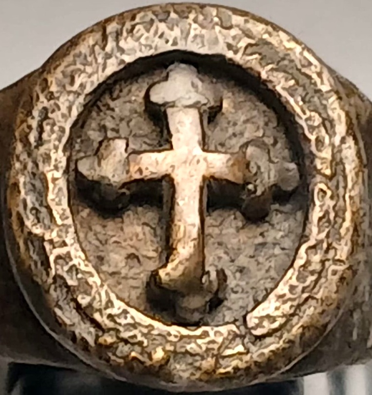 Anello templare in bronzo scolpito e martellato con croce angioina a rilievo (1262-82).-photo-3