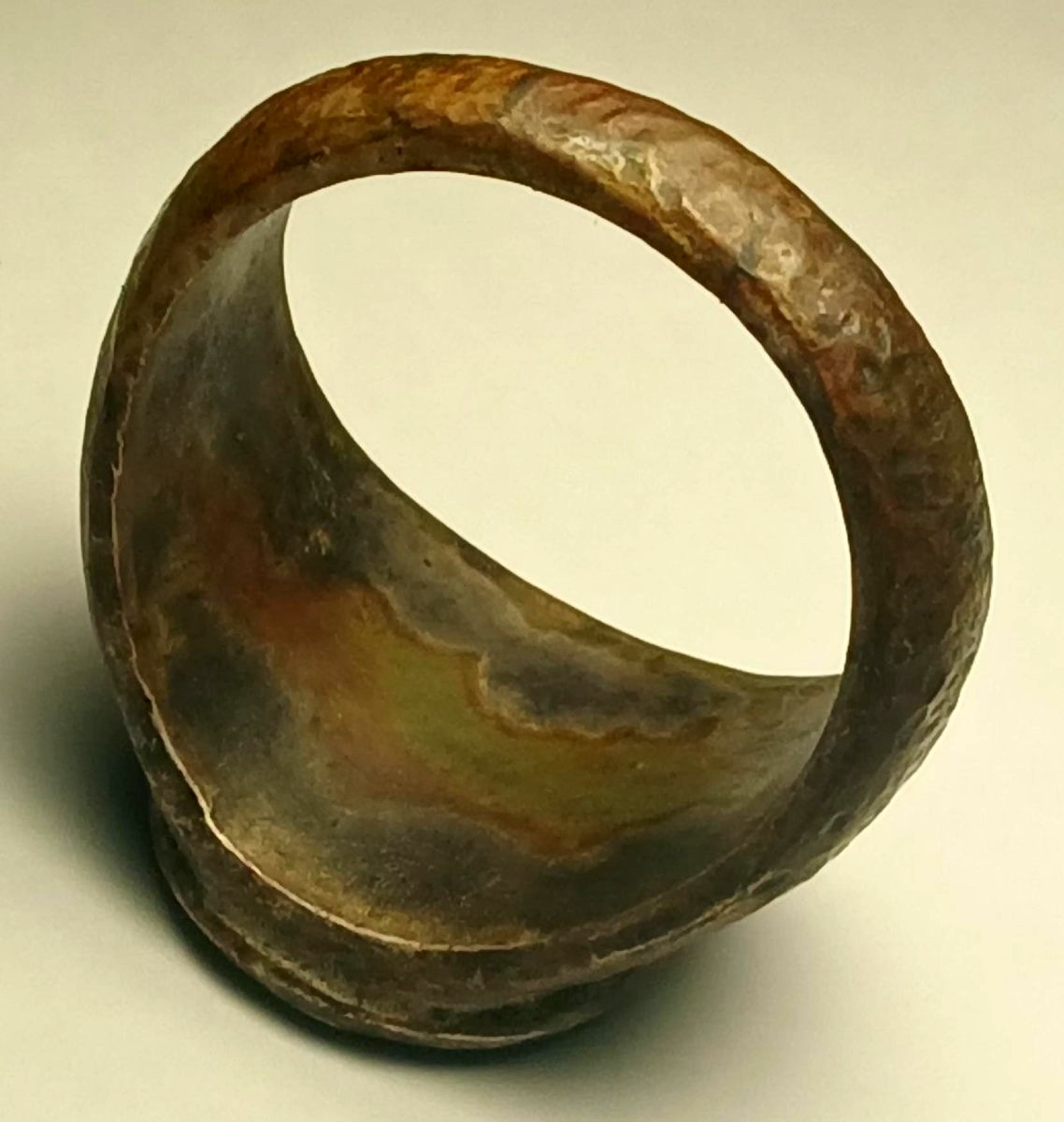 Anello templare in bronzo scolpito e martellato con croce angioina a rilievo (1262-82).-photo-1