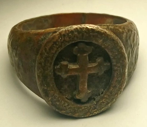 Anello templare in bronzo scolpito e martellato con croce angioina a rilievo (1262-82).-photo-2