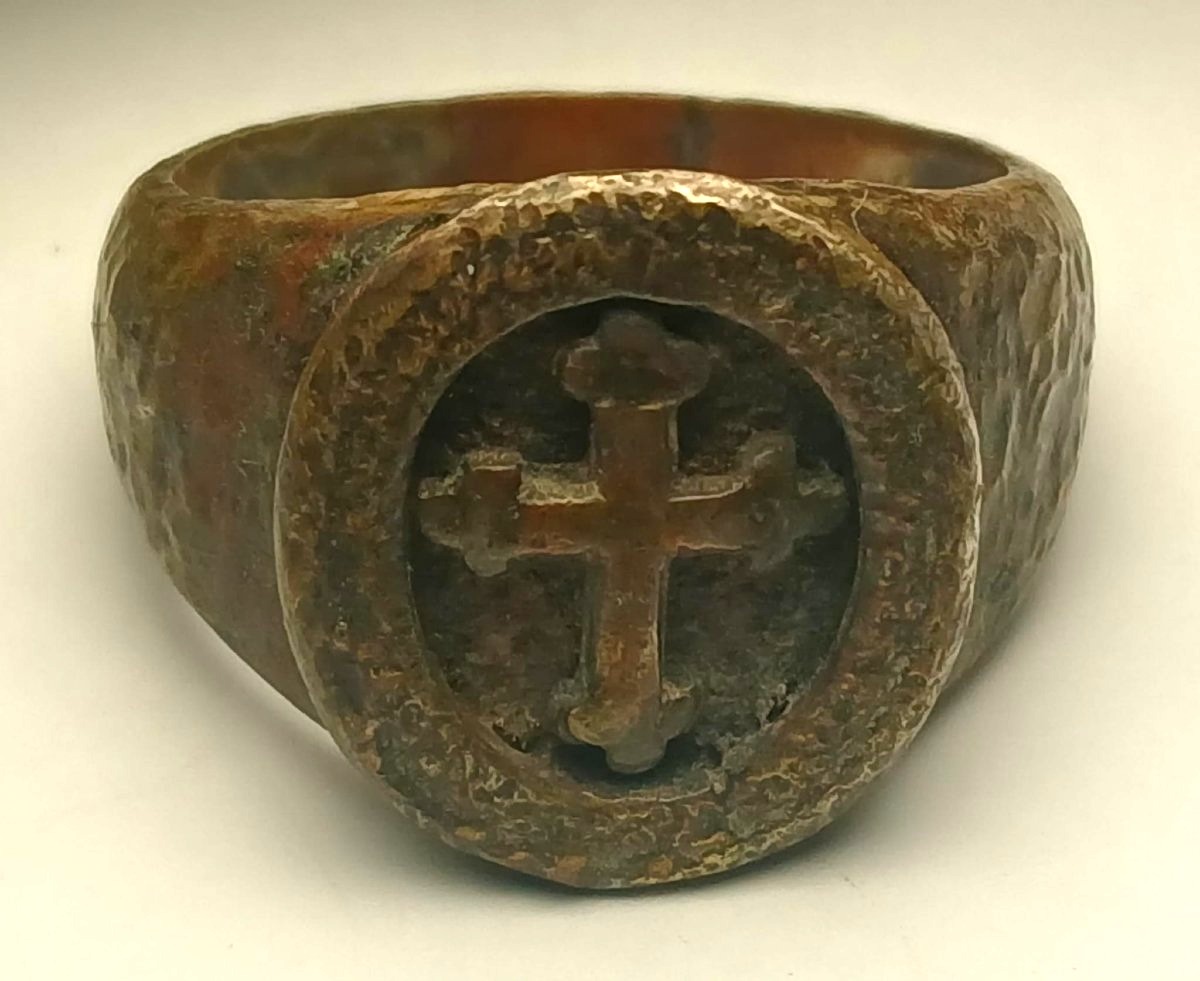 Anello templare in bronzo scolpito e martellato con croce angioina a rilievo (1262-82).