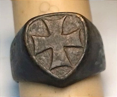 Anello Templare in argento con lo scudo crociato ( Beauseant) emblema Templare per eccellenza.