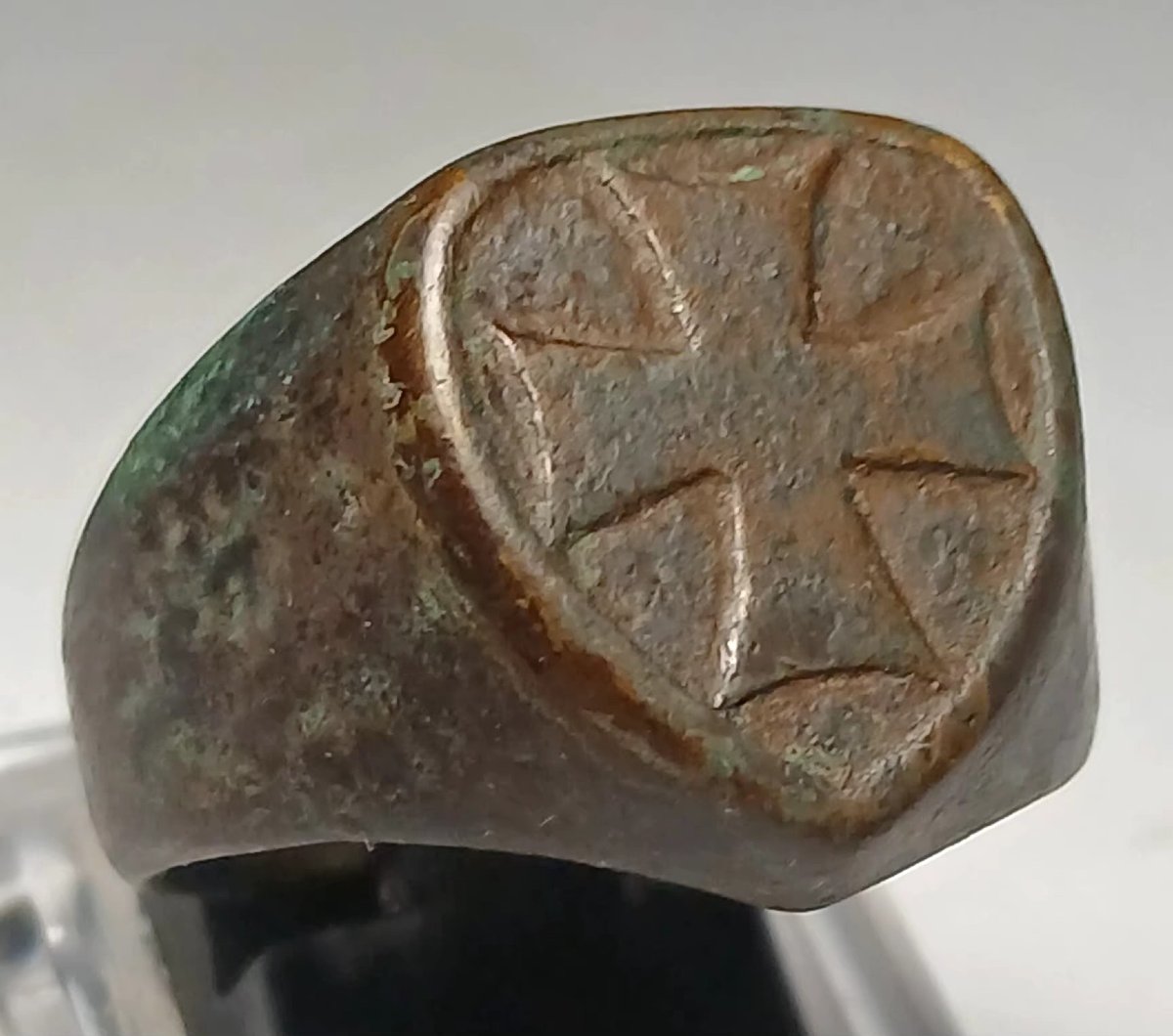 Anello Templare in argento con lo scudo crociato ( Beauseant) emblema Templare per eccellenza.