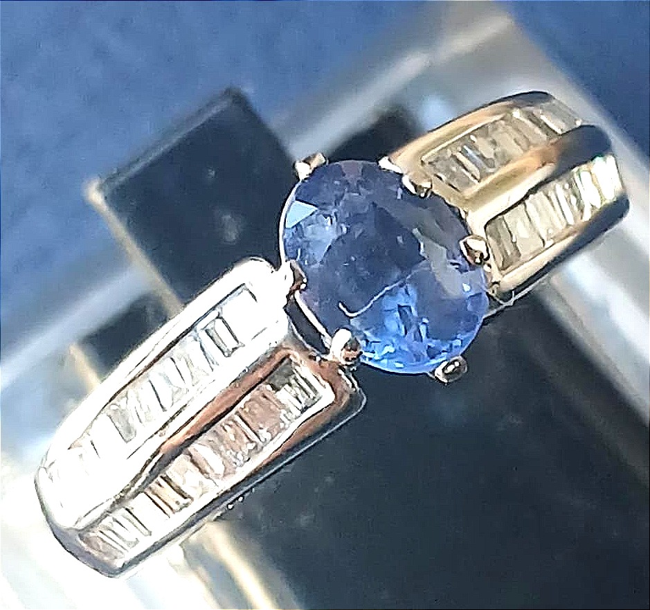  Anello in oro bianco con Zaffiro ovale kt.0,85 e brillanti carrè kt.1,20. Peso gr.4, oro 18 kt-photo-2