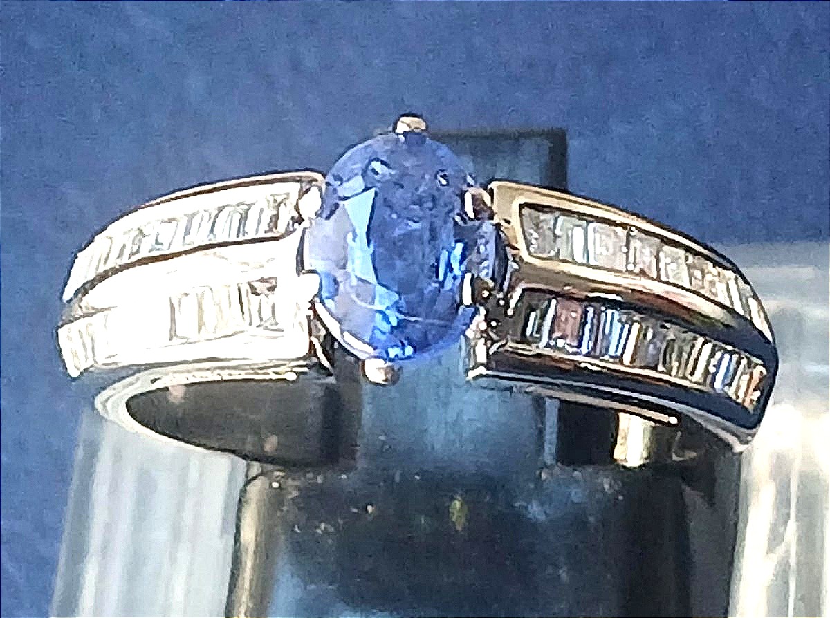  Anello in oro bianco con Zaffiro ovale kt.0,85 e brillanti carrè kt.1,20. Peso gr.4, oro 18 kt-photo-4