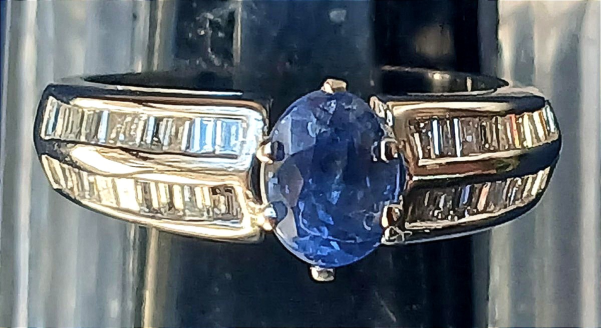  Anello in oro bianco con Zaffiro ovale kt.0,85 e brillanti carrè kt.1,20. Peso gr.4, oro 18 kt-photo-1