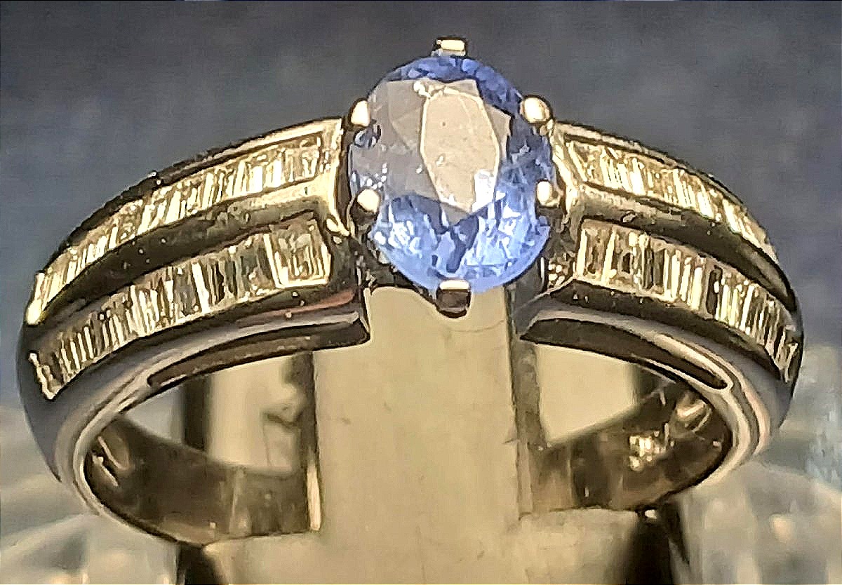  Anello in oro bianco con Zaffiro ovale kt.0,85 e brillanti carrè kt.1,20. Peso gr.4, oro 18 kt