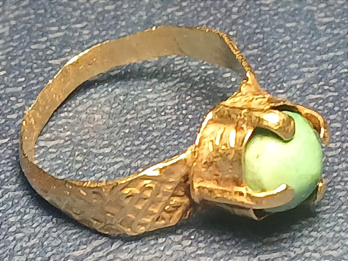 Anello medievale a cilindro in oro cesellato e turchese naturale. Italia Sec. XII-XIII