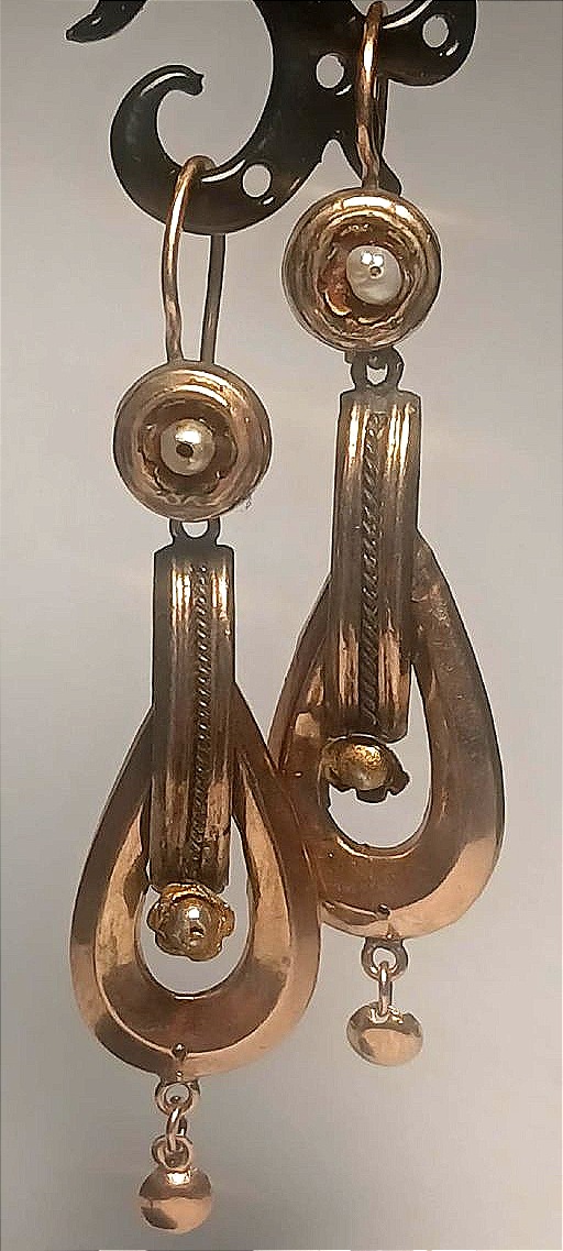 Orecchini liberty scaramantici a campanella che per superstizione allontanano il malocchio.  