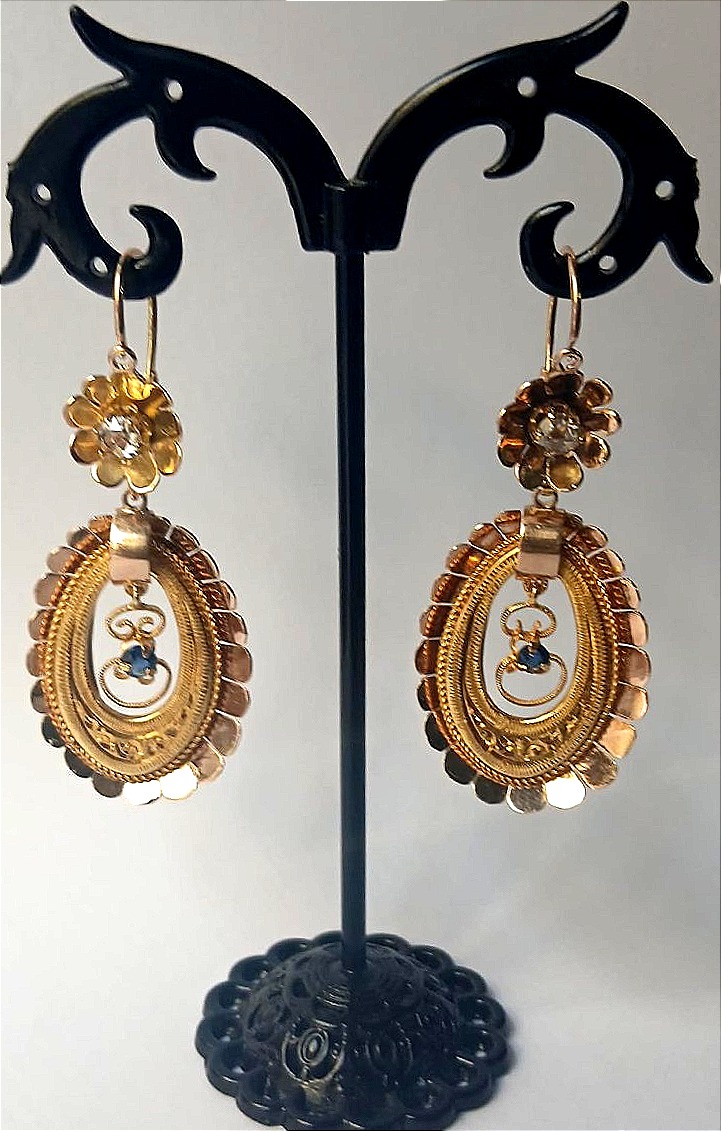 Orecchini Liberty scaramantici a campanello, che per credenza popolare allontanerebbe la iella.
