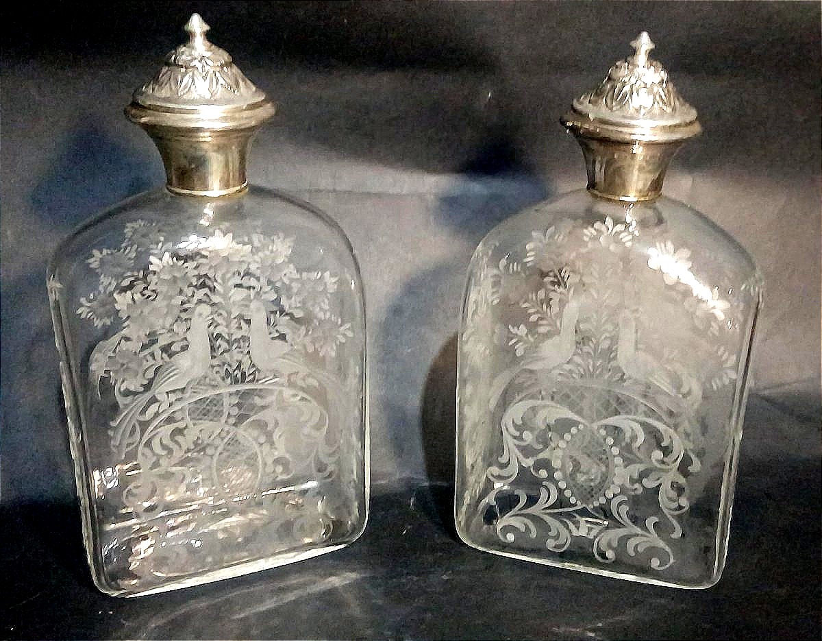 Bottiglie in vetro inciso a rotella a motivi floreali e pavoni. Venezia sec.XIX - cm.25