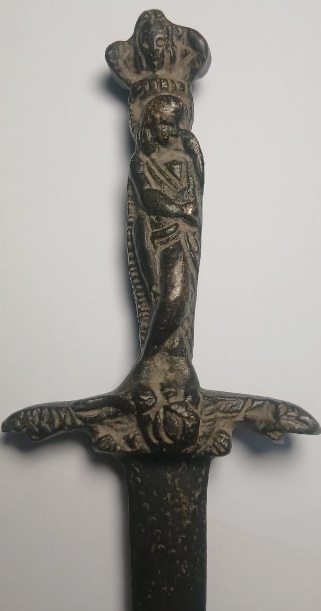 Pugnale Misericordia. Oggetto in bronzo con raffigurazioni di vita e di morte e un teschio.-photo-2