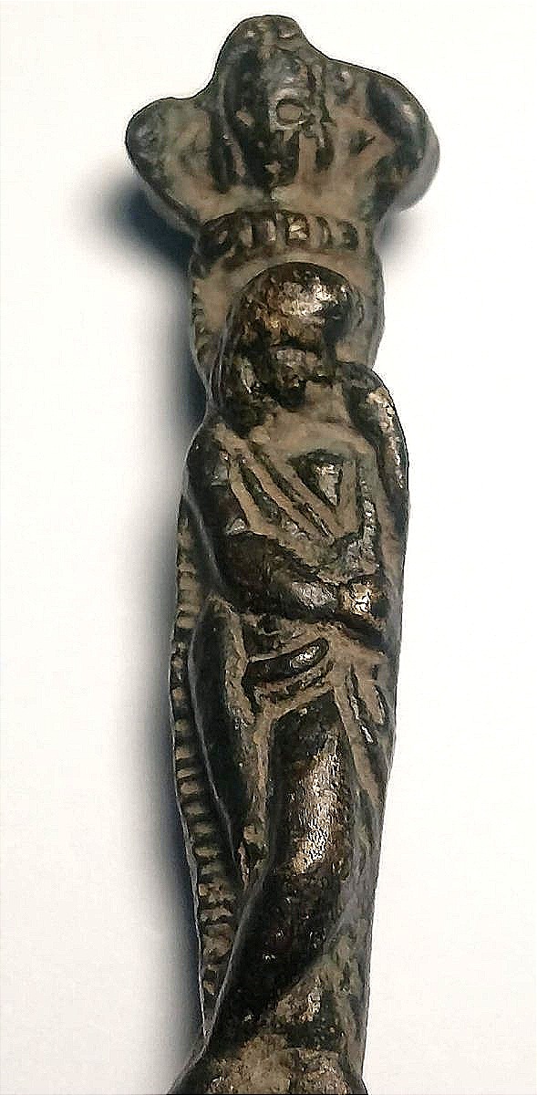 Pugnale Misericordia. Oggetto in bronzo con raffigurazioni di vita e di morte e un teschio.-photo-4