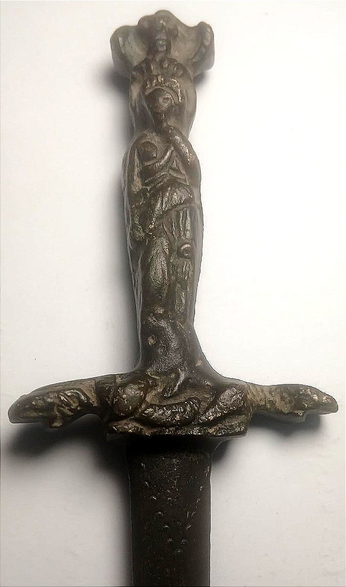Pugnale Misericordia. Oggetto in bronzo con raffigurazioni di vita e di morte e un teschio.-photo-1