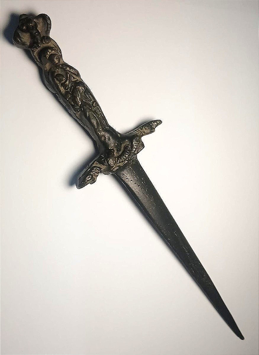 Pugnale Misericordia. Oggetto in bronzo con raffigurazioni di vita e di morte e un teschio.