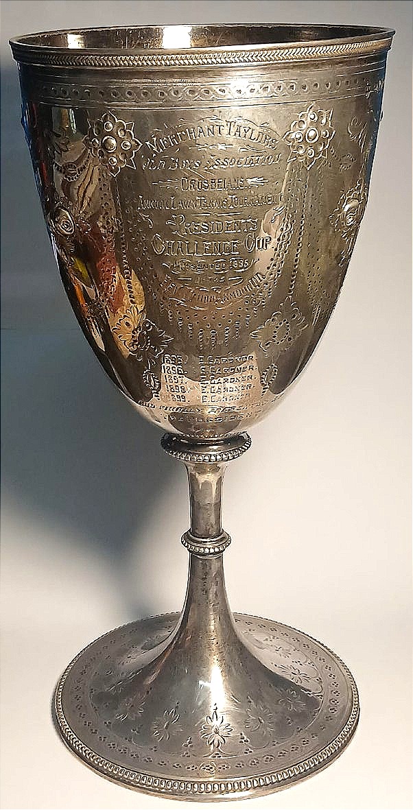 Tennis: Coppa premio torneo giovanile, Londra (1895). Barnard & Sons,  in argento sterling.