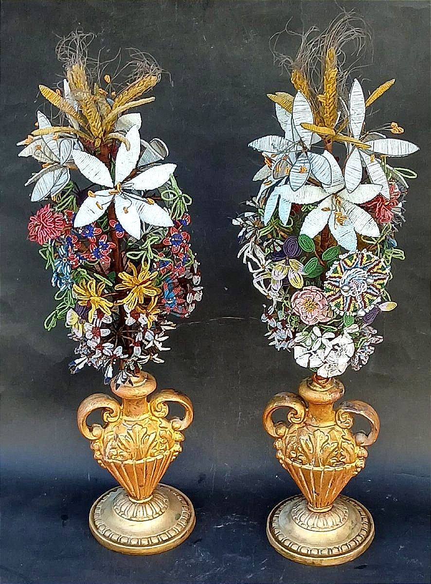 Vasi da altare in bronzo dorato e fiori di micro perline. Sicilia primissimo 800' Altezza cm.55