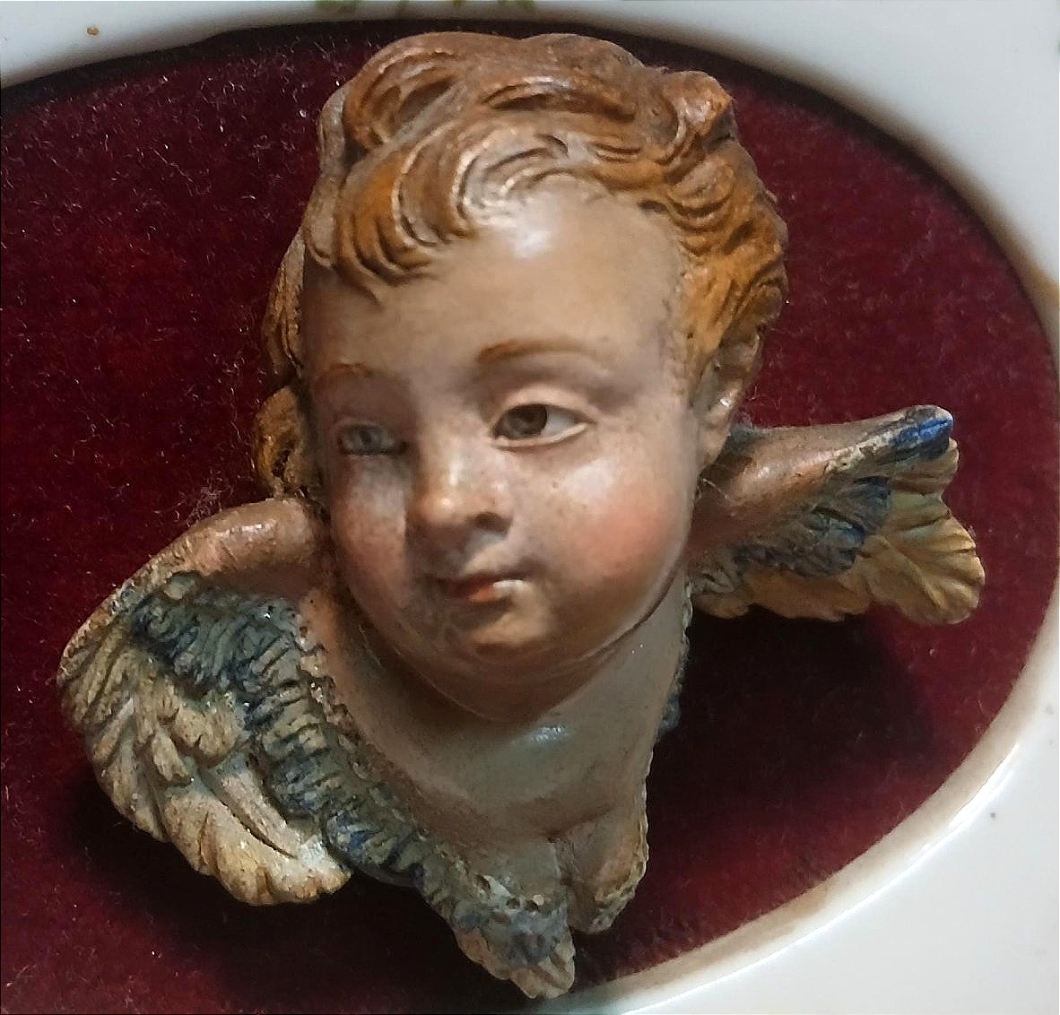 Cherubini napoletani in  terracotta del XVIII secolo con occhi di vetro, entro porcellane ovali-photo-3