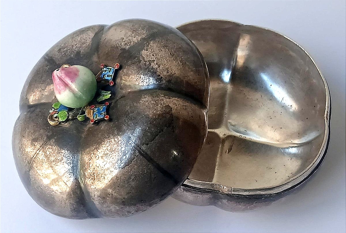 Scatola in argento a forma di pomodoro con semi nascosto il simbolo della svastica, anni 1930.-photo-2