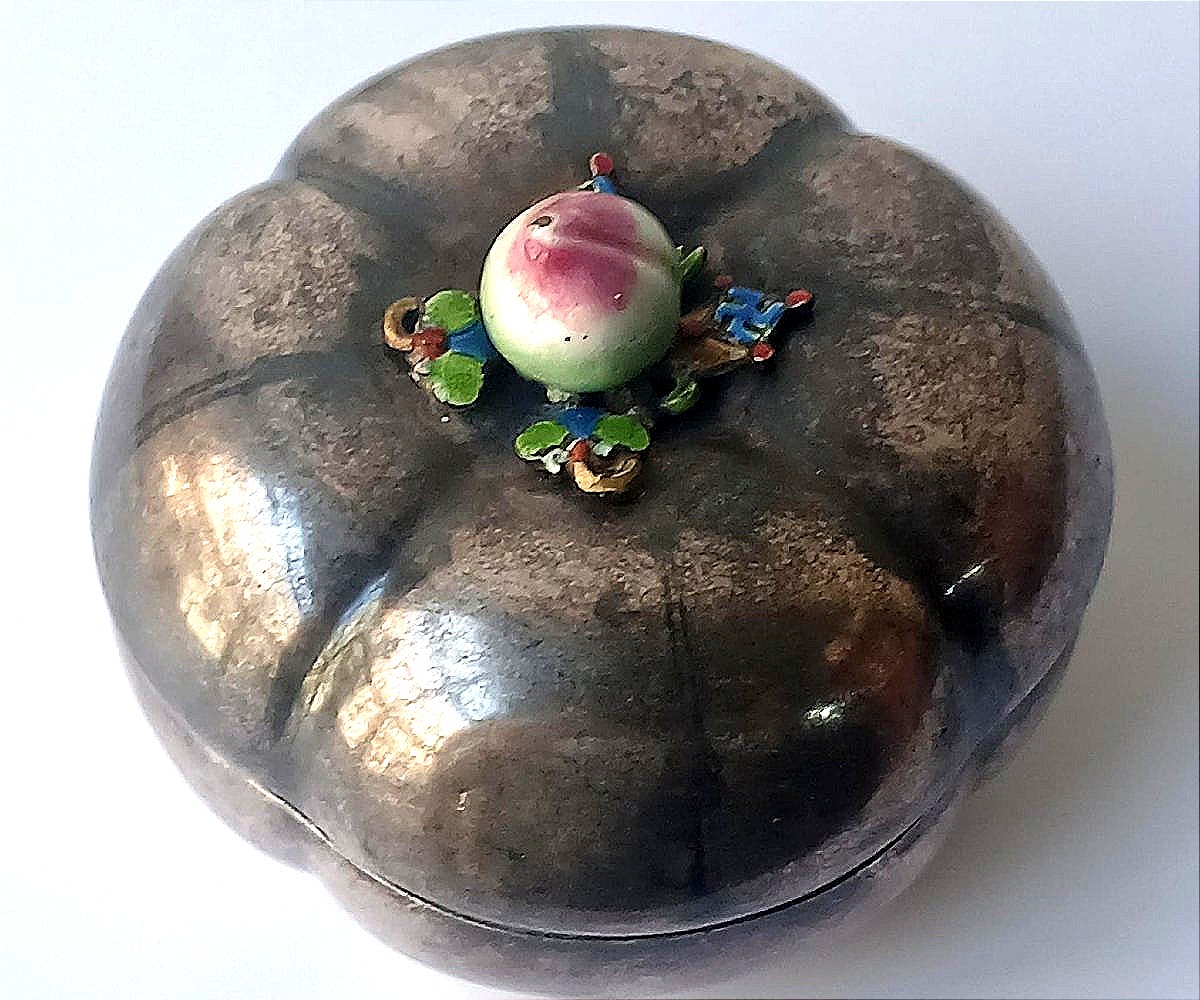 Scatola in argento a forma di pomodoro con semi nascosto il simbolo della svastica, anni 1930.