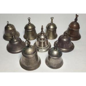collezione di nove antichi campanelli 