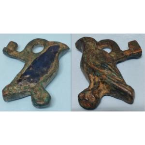 Amuleto pendente e chiavetta esoterica da cofanetto in bronzo smaltato a forma di Falco.