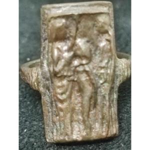 Anello in bronzo raffigurante un Cavaliere che con la spada nomina Cavaliere un giovane. XIV S.