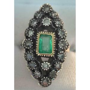 Anello a spoletta in oro con smeraldo kt.1,05 e rose di diamante kt. 035 circa. Peso gr.6,2. 