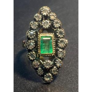 Anello a spoletta in oro con smeraldo kt.1,05 e rose di diamante kt. 035 circa. Peso gr.6,2. 