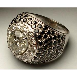 Anello desin anni 50/60 con brillante kt 3,06 e brillanti B. e N. per kt 2,50. Gr 10,3