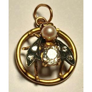 ìLa Mosca'. Pendente in oro con brillante taglio antico bianco  0,75 e perlina con diamanti.