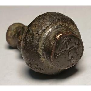 Sigillo 'angioino' a rocchetto  in bronzo, con incisa la croce gigliata. Sicilia 1280  (cm.2,8)