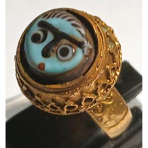 Anello medievale 'Veneziano' in oro zecchino con merletto in fiiligrana e volto in pasta vitrea