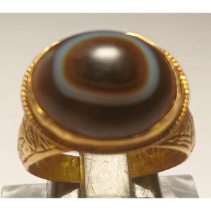 Anello federiciano arabo-normanno. Il terzo occhio 'esoterico' in oro ed agata venata. Sec XIII