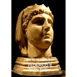 Federico II coronato. Scultura in marmo di Nicola Pisano. Scultura gotica italiana.