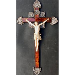 Crocifisso in avorio e tartaruga. Trapani sec. XVIII. Andrea Tipa 1725-1766