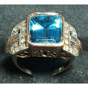Anello Art Decò in oro, con Topazio azzurro tra diamantini.  Grammi 7,5- Desin italiano