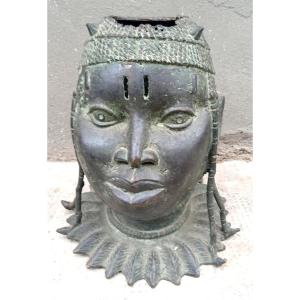 Giovane donna con acconciatura tribale. Cultura Benin. Sec.XVIII-XIX
