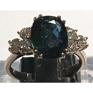Anello in oro bianco con Zaffiro di kt 1,70 circa e sei brillanti per kt.O,80 circa. Anni 1960