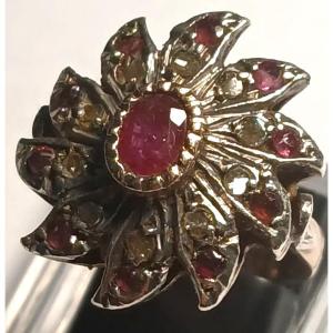 Anello in oro e coppella con Rubino di kt. 090 e piccoli rubini e diamanti a contorno. Sicilia